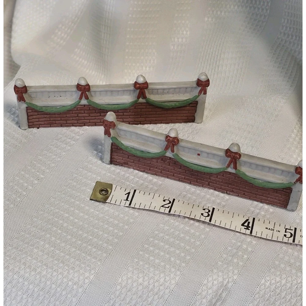 HOUSE OF LLOYD CHRISTMAS AROUND THE WORLD Vintage 2-CERAMIC FENCE WITH GARLAND